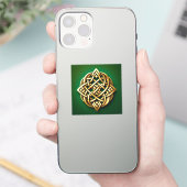 Gouden Keltische knoop op groen Sticker (Telefoon)