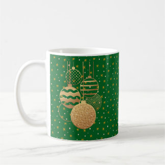 Gouden kerstballen en sterren op een groene achter koffiemok
