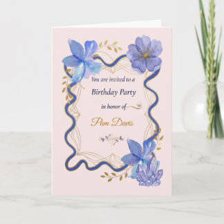 Gouden lint paarse verjaardagsfeestje met bloemen