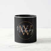 Gouden Monogram Script Naam Elegante Zwarte Mok (Midden)