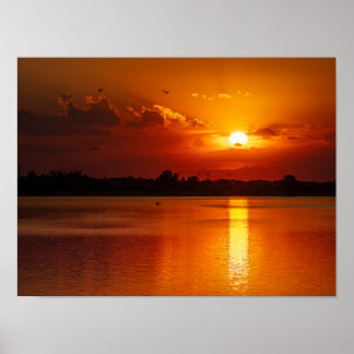 Gouden oranje zonsondergang boven een kalm meer poster
