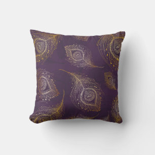 Gouden pauwenveer, violette achtergrond. kussen