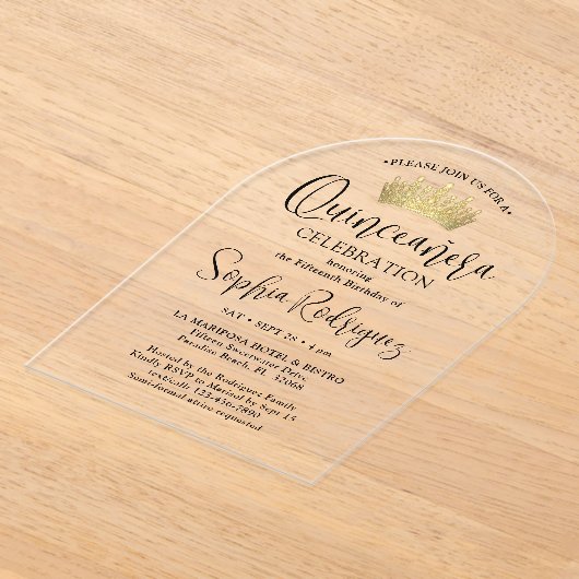 Gouden Quinceañera Crown Chic Trendy Script Modern Acryl Uitnodigingen (Laagn)