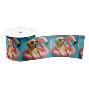 Gouden Retriever Drijvend Op Een Flamingo Zwembad Lint