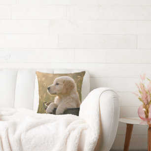 Gouden Retriever Puppy in een Metalen Emmer Kussen