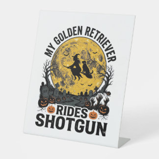 Gouden Retriever Rijdt Schotshot Halloween Heksenk Reclamebord Met Voetstuk