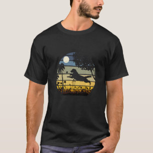Gouden Retriever Springt In Een Veld Met Bloemen M T-shirt
