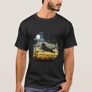 Gouden Retriever Springt In Een Veld Met Bloemen M T-shirt