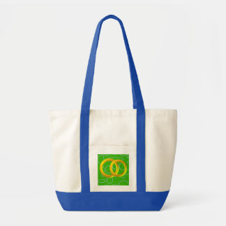 Gouden ringen op groene geometrische tote tas