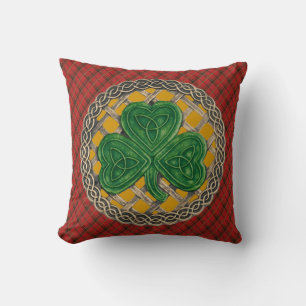 Gouden Shamrock Keltische Knopen Op Rood Geruit Kussen
