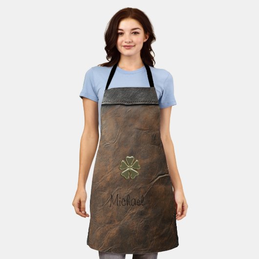 Gouden Shamrock St. Patrick's Day, Bruin leer Schort (Gedragen)