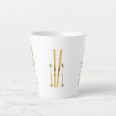Gouden ski's en palen | ski-illustratie latte mok (Voorkant)