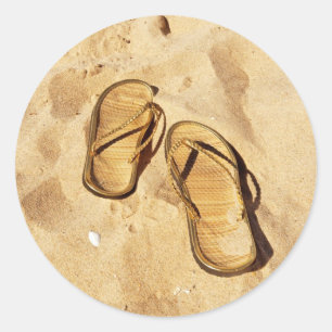 Gouden slippers op het strand ronde sticker