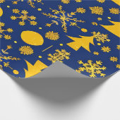 Gouden Sneeuwvlokken en Bomen Feestelijk Patroon Cadeaupapier (Hoek)