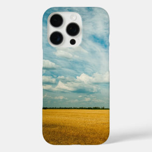 Gouden tarweveld en bewolkte blauwe lucht iPhone 16 pro hoesje