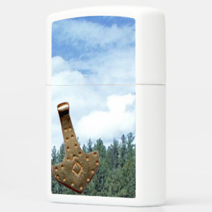 Gouden Thor Hammer bomen rusten witte Zippo aanste