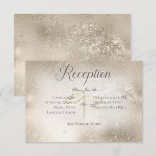 Gouden trouwringen op gouden huwelijksreceptie informatiekaartje