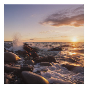 Gouden Uur Zonsondergang Golven op Rotsachtige Kus Perfect Poster