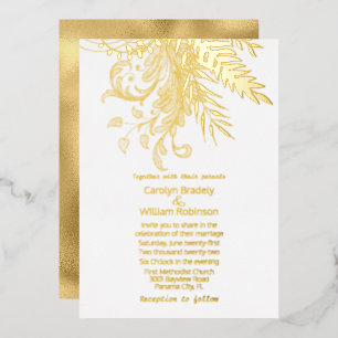 Gouden varens en bladeren op witte bruiloft folie uitnodiging