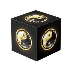 Gouden Yin Yang op zwart Kubus