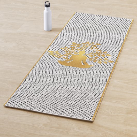 Gouden Yoga Pose Silhouet met Boomtak Yogamat (In situ)
