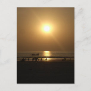 Gouden Zomerzonsondergang Reflectie op het strand Briefkaart