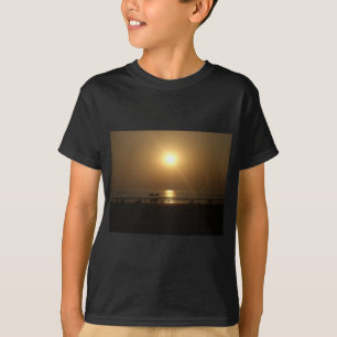 Gouden Zomerzonsondergang Reflectie op het strand T-shirt