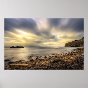 Gouden Zonsondergang Boven Rotsachtige Kust – Ocea Poster