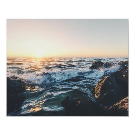 Gouden Zonsondergang Oceaan Golven op Rotsen Seren Perfect Poster (Voorkant)
