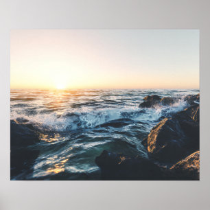 Gouden Zonsondergang Oceaan Golven op Rotsen Seren Poster