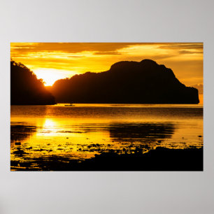 Gouden zonsondergang over de baai poster