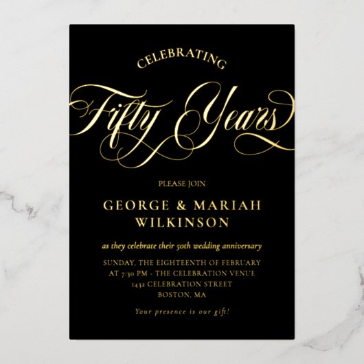 Gouden Zwarte Kronkelige Script 50ste Huwelijksver Folie Uitnodiging (Voorkant)