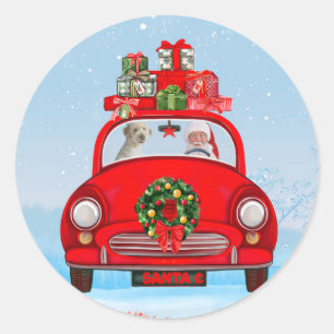 Goudendoodle-hond in auto met kerstman ronde sticker