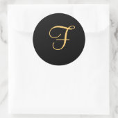 Goudkleurig initiaal "F" op de zwarte monogram Ronde Sticker (Tas)