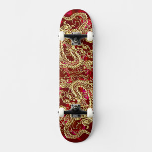 Goudkleurige draak in reliëf op rode satijnen prin skateboard
