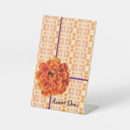 goudsbloemen en bij reclamebord met voetstuk