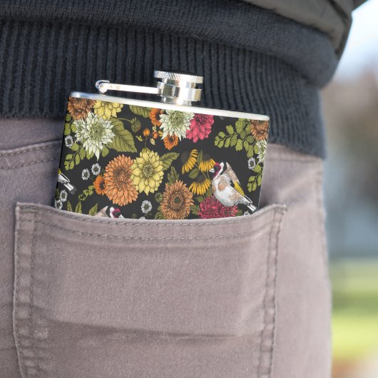 Goudvinken in de tuin op zwart heupfles (Voorbeeld)