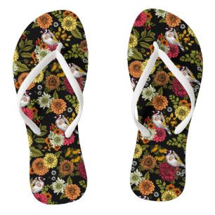 Goudvinken in de tuin op zwart teenslippers