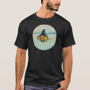 Goudvis met een haaienstaart t-shirt