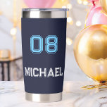 Gourde Isotherme Joueur bleu moderne Nom Jersey Numéro Sports<br><div class="desc">Créez votre propre personnalisation, personnalisée, cool, chic, tendance, classe, moderne, stylisée typographie bleu clair et blanc / police / script, 20 oz, double paroi isolante pour la rétention de température, durable, bleu marine foncé, acier inoxydable de qualité supérieure monogrammed nom de lecteur jersey numéro thermo tumbler qui garde vos boissons...</div>