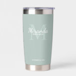Gourde Isotherme Monogramme et nom de la servante d'accueil personn<br><div class="desc">Cadeaux de Bridesmaids personnalisées avec le nom de la femme de bridesmaid personnalisées en style de police de script classique blanc et monogramme en style de police de serif classique de sauge vert comme arrière - plan avec titre et date de mariage en style de police de serif classique blanc...</div>