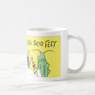 Goût de mouches avec leur tasse de café de pieds