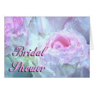 Gouttes de pluie sur le rose en pastel, blanc,