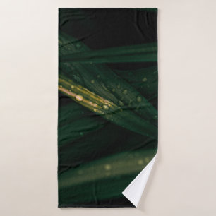 GOUTTES D'EAU SUR LA FEUILLE VERTE