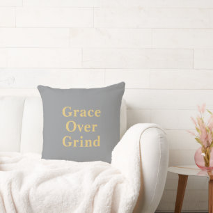 Grace Over Grind Minimalistische Citaat Grijs  Kussen