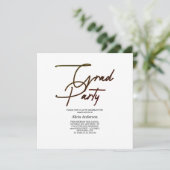 Grad Feest Uitnodiging | Hathama Script Zwart Wit (Staand voorkant)