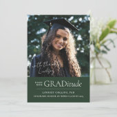 GRADitude Photo Green Graduation Faire-part (Debout devant)