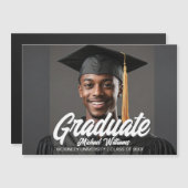 Graduate Photo Bold Script Graduation Magnet Card (Devant / Derrière)