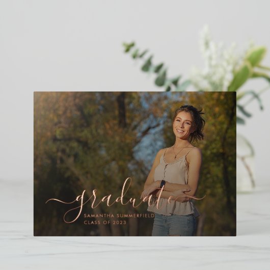 Graduation 2025 Script Grad Photos Faire-part (Debout devant)
