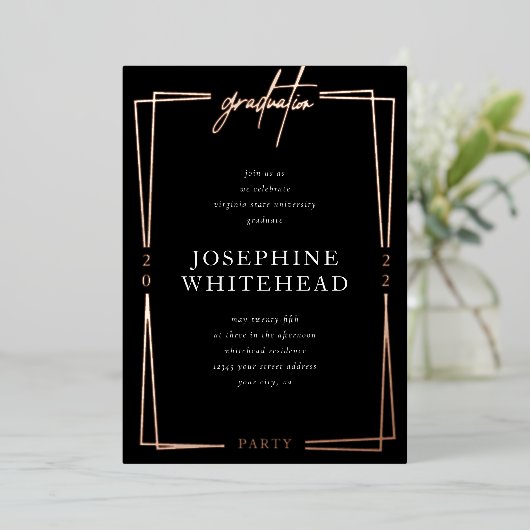 Graduation Moderne Parti Black Foil Invitation (Debout devant)
